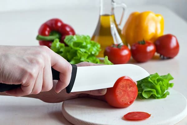 Tagliare le verdure con un coltello di ceramica