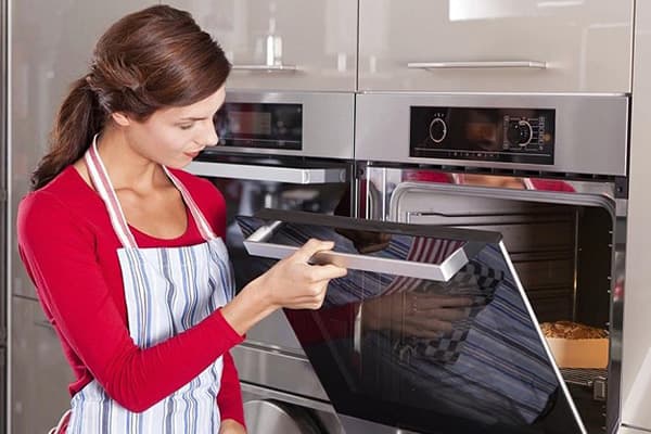 La ragazza cucina una torta al forno