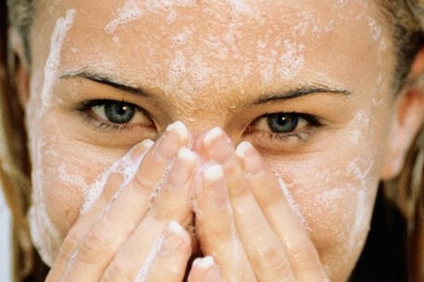 Ragazza che lava con il sapone