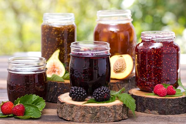 Vasetti con diversi tipi di marmellata