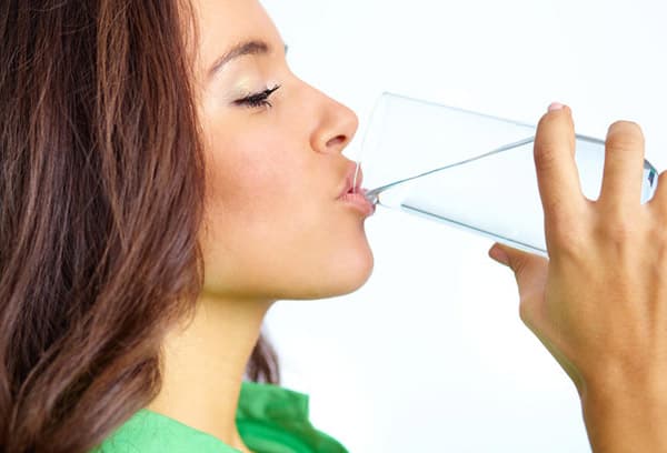 La ragazza beve acqua