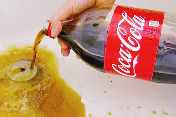 Pulizia del bagno di coca cola