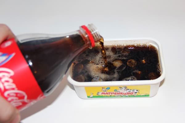 Pulire le monete arrugginite di cola