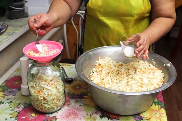 Cavolo fermentato donna