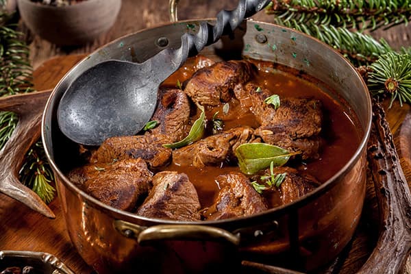 Carne in una padella di alluminio