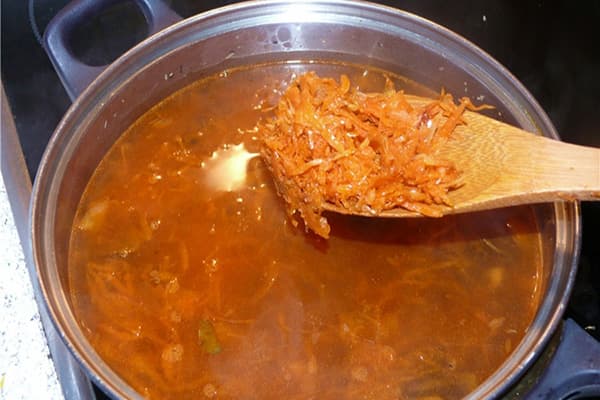 Zuppa di cavolo in una padella di alluminio