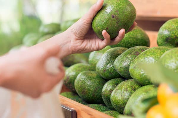 Selezione di avocado al supermercato