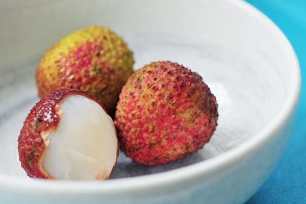 Frutti di litchi in una ciotola