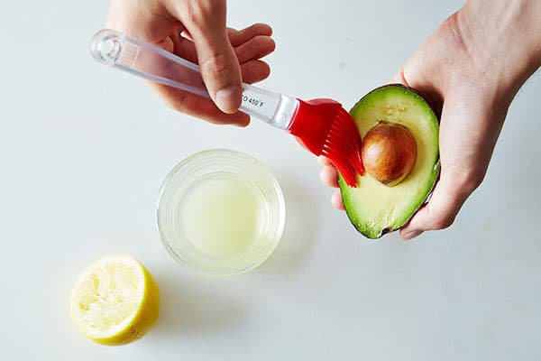 Metà lubrificanti dell'avocado con succo di limone