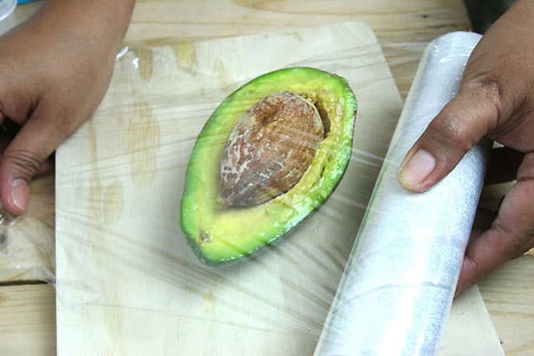 Preparare le metà dell'avocado per la conservazione