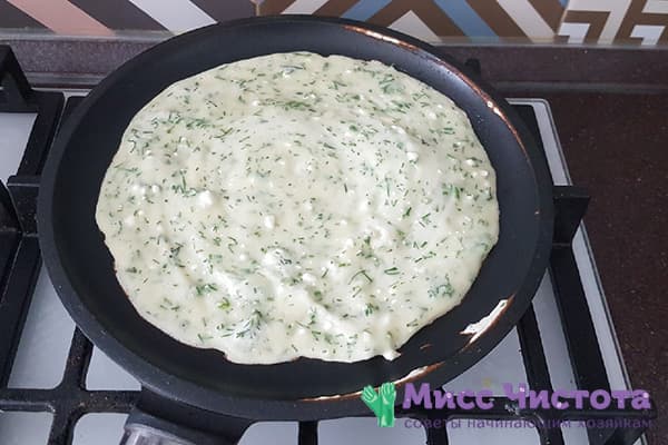 Impasto con formaggio ed erbe in una padella