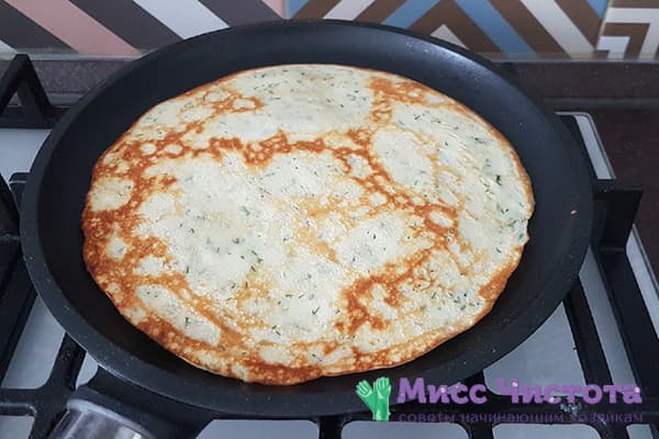 Pancake con formaggio ed erbe in una padella