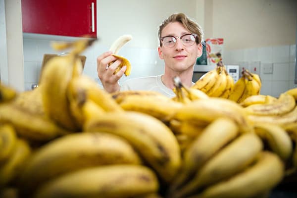 Giovane con banane