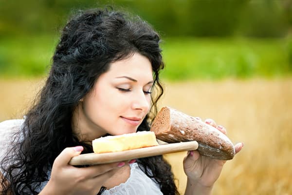 Ragazza con pane fresco