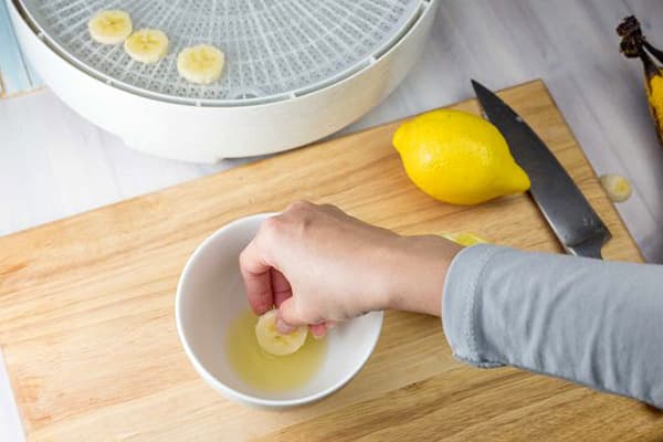 Lavorazione di banane con succo di limone