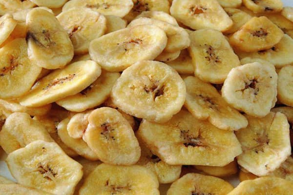 Fette di banana essiccate a microonde