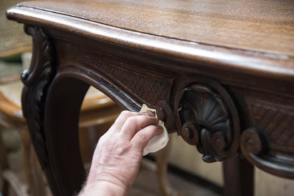 Restauro di mobili in legno con cera