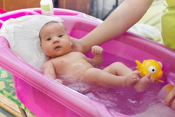 Fare il bagno bambino