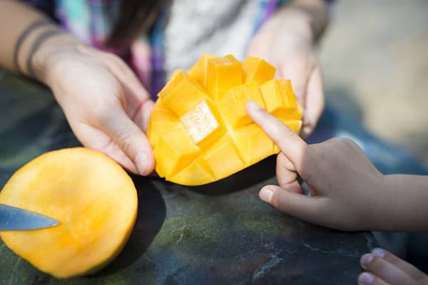 Tagliare il frutto di mango