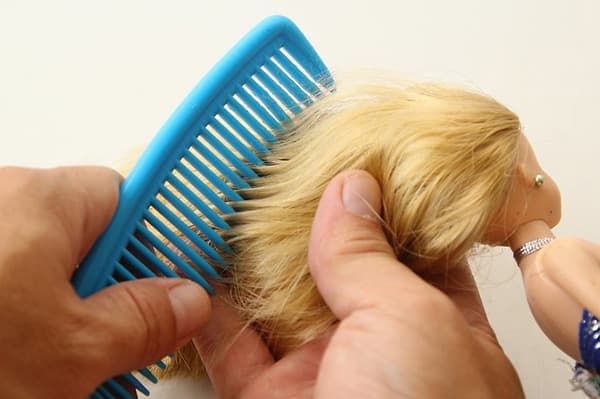 Pettinatura della bambola per capelli