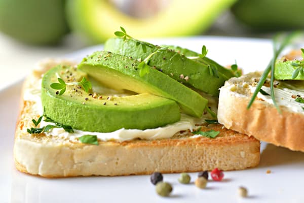 Toast con avocado e formaggio a pasta molle