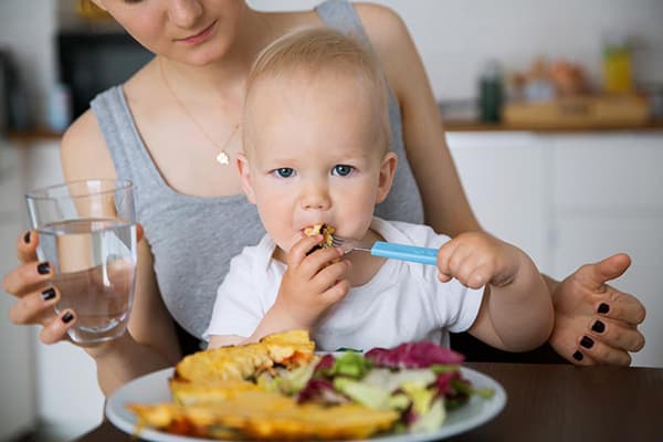 Nutrire un bambino dal suo piatto