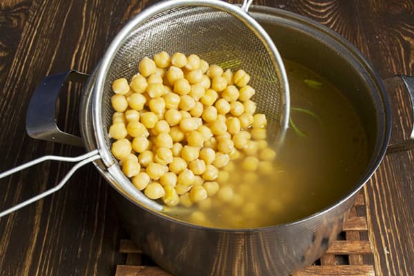 Cucinare i ceci in padella