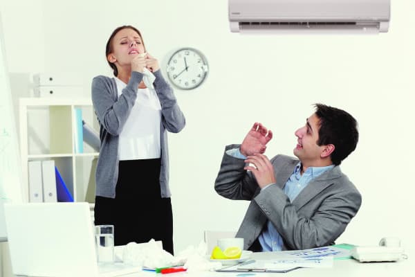 Naso che cola femminile in ufficio