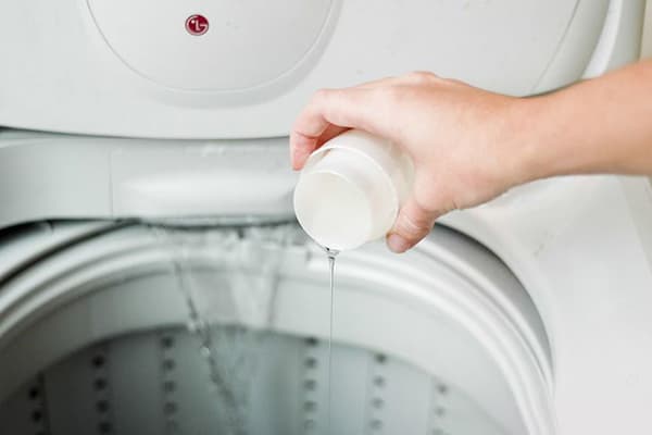 Adding liquid detergent to the drum