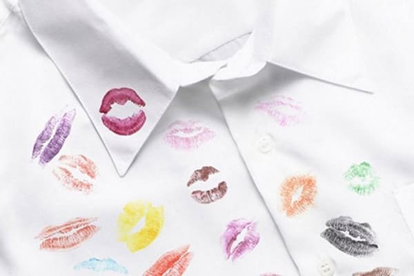 Segni di rossetto su una camicia bianca