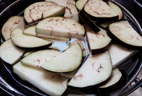 Melanzane in acqua salata