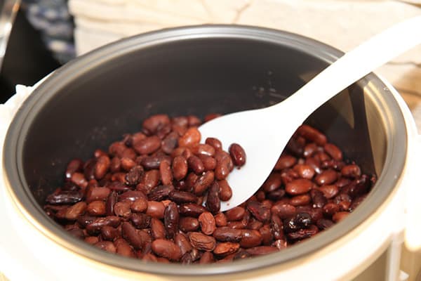 Cucinare i fagioli in una pentola a cottura lenta