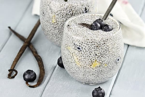 Semi di Chia nel latte di mirtillo