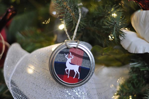 Giocattolo dell'albero di Natale da un coperchio del barattolo