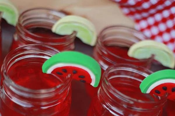 Gelatina di frutta in vasetti di alimenti per bambini