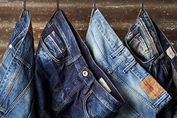 Diversi modelli di jeans