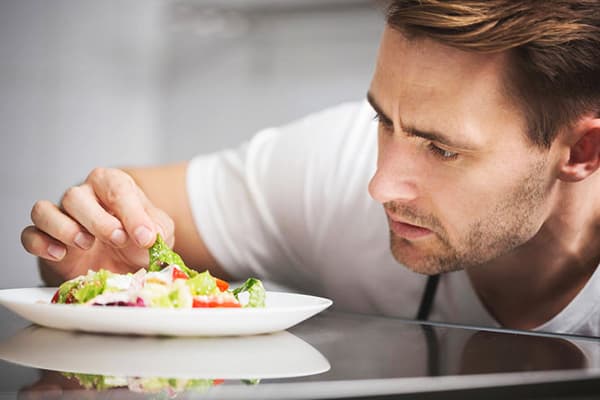 Un uomo esamina un'insalata