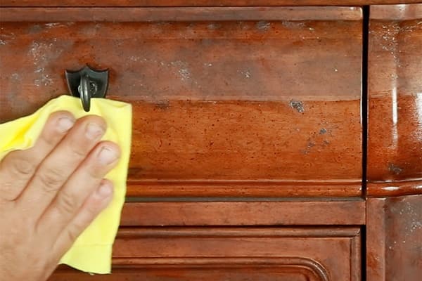 Cleaning polished furniture from stains