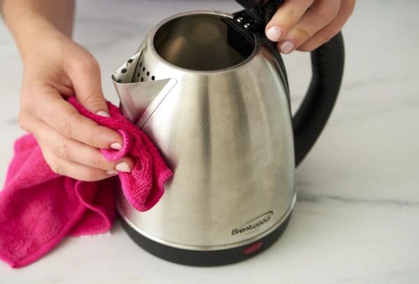 cleaning the electric kettle outside