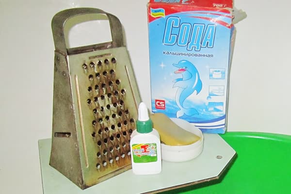 Colla, carbonato di sodio e sapone