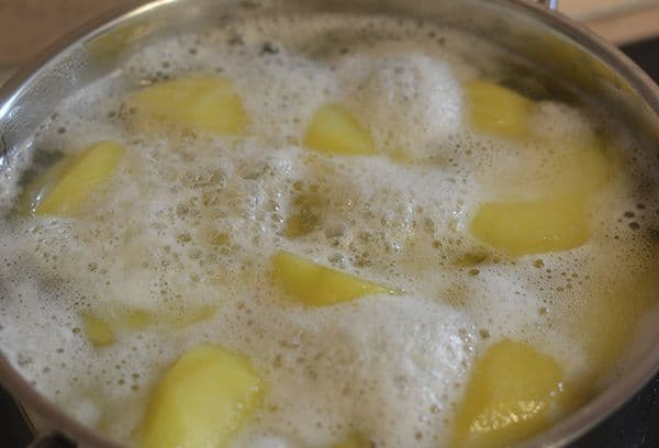 patate in acqua con schiuma