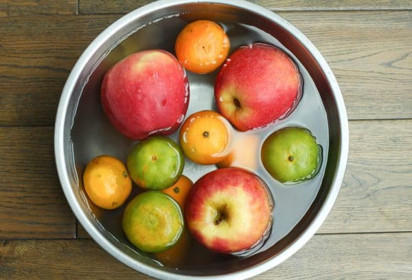 Frutta imbevuta in acqua