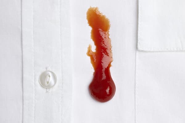 Macchia di ketchup su una camicia bianca