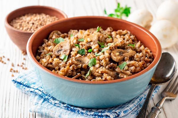 Porridge di grano saraceno con funghi