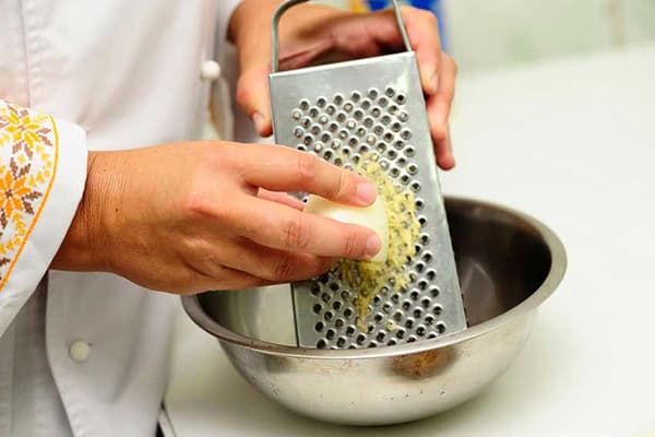 Strofinando il sapone su una grattugia