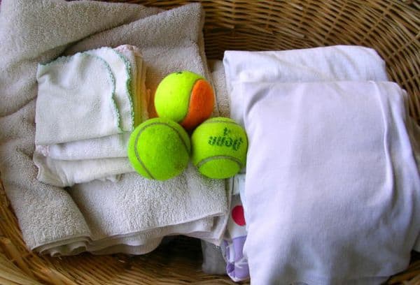 Palline da tennis in una macchina da scrivere