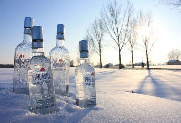 bottiglie di vodka nella neve