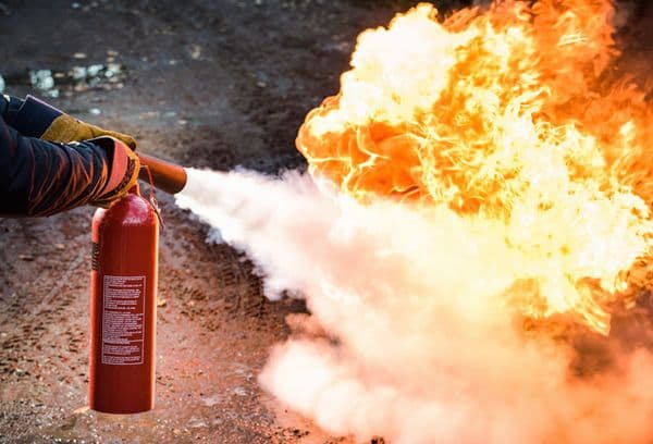 Estinguere un incendio con un estintore