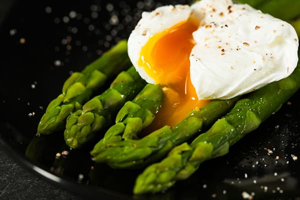 Uovo in camicia con asparagi