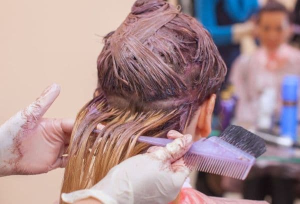 Colorazione dei capelli nel salone